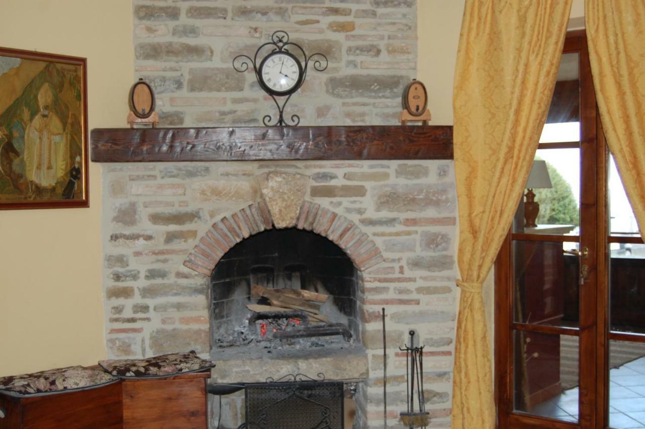 Agriturismo Countryhouse Le Giare 古比奥 外观 照片