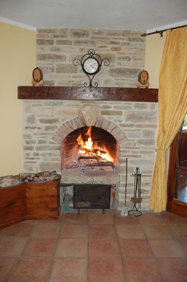 Agriturismo Countryhouse Le Giare 古比奥 外观 照片